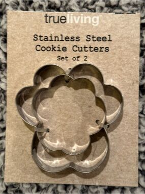 🌸 $3 if bundled - True Living Stainless Steel Flower Set of 2 Cookie Cutters NWT